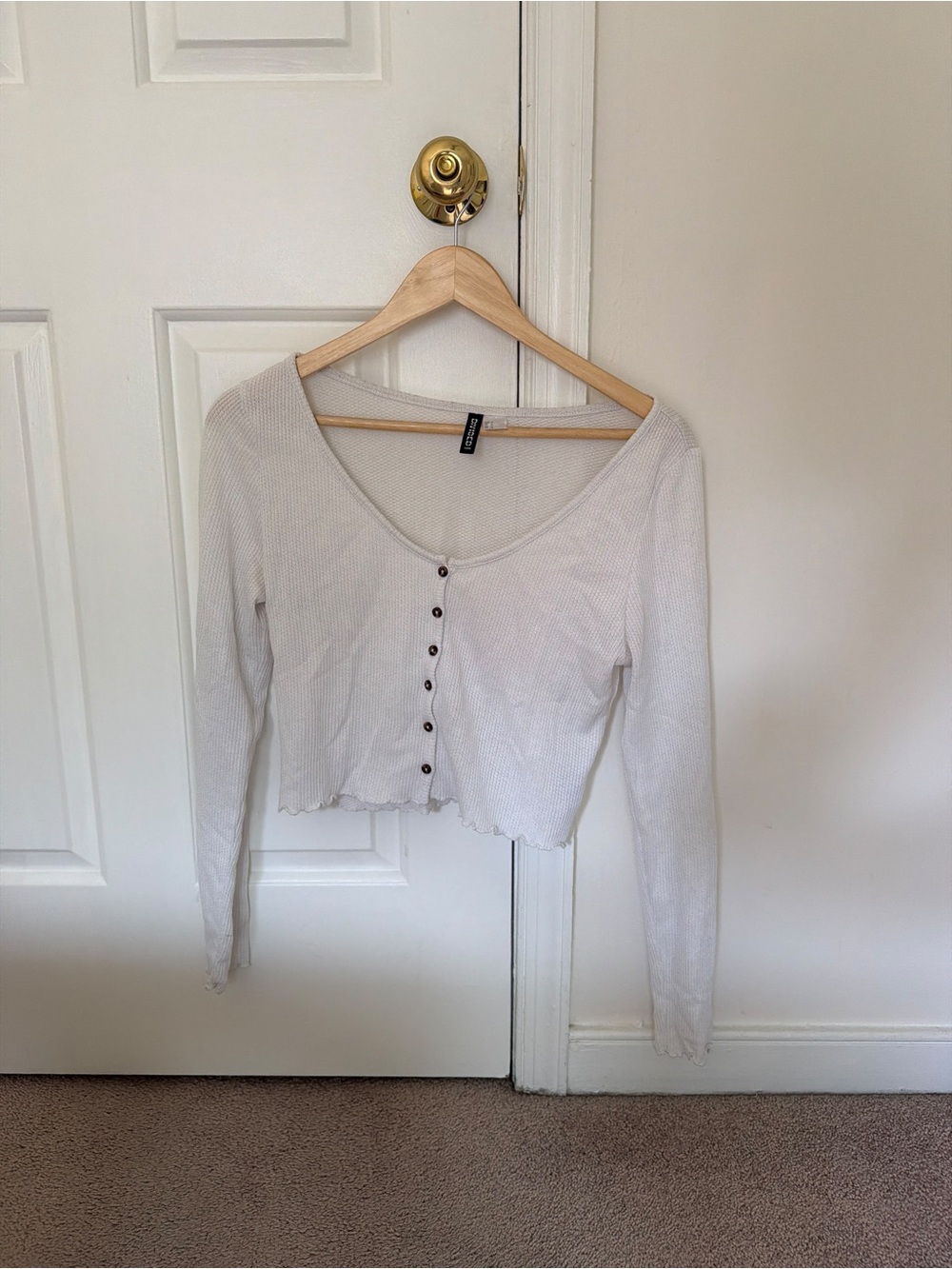H&M Off-White Ribbed Button-Front Long Sleeve Crop Top